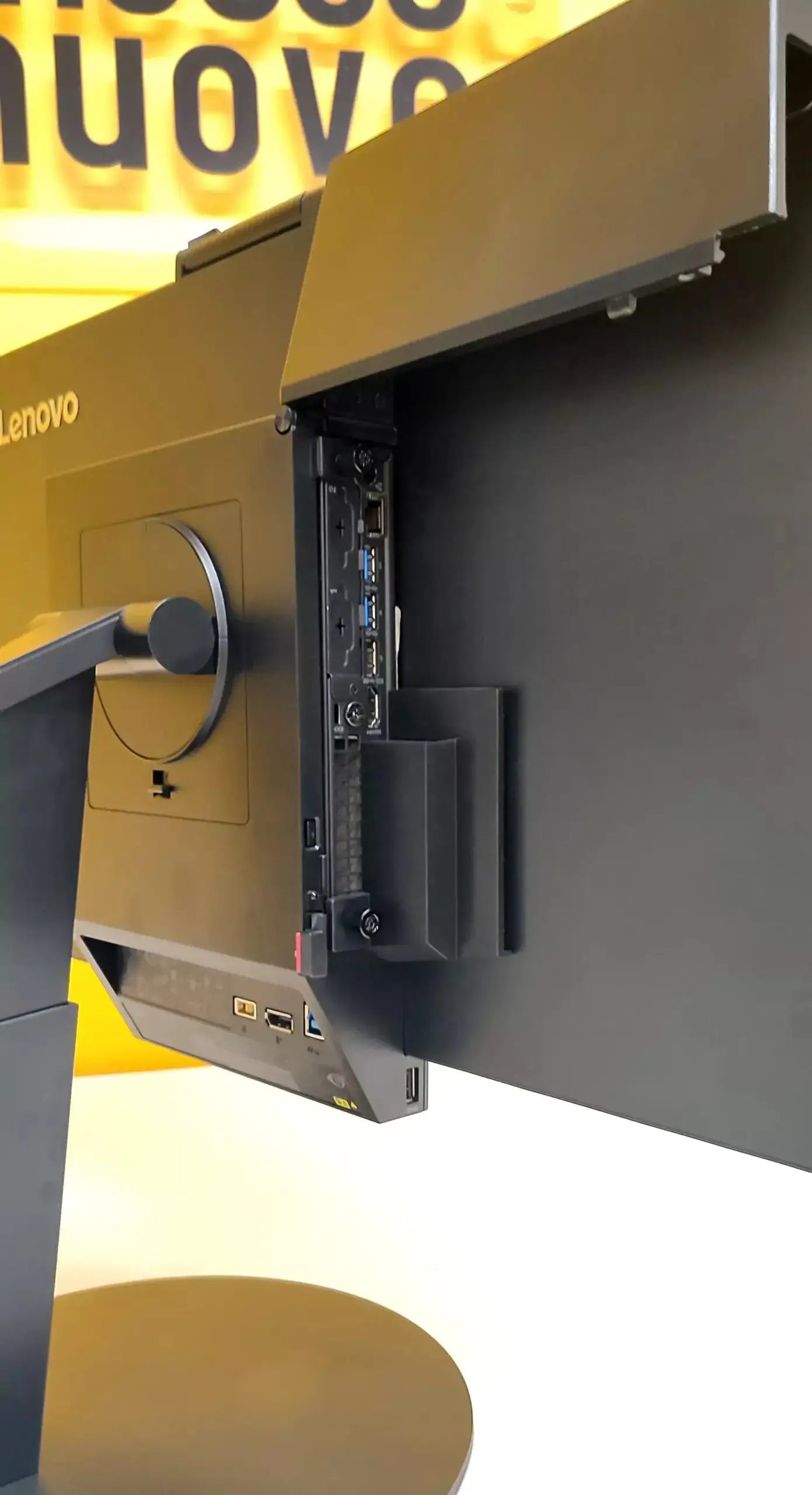 Modulo docking laterale del Lenovo ThinkCentre TIO24 All In One con porte USB aggiuntive e slot di espansione per maggiore versatilità. Modulo docking laterale del Lenovo ThinkCentre TIO24 All In One con porte USB aggiuntive e slot di espansione per maggiore versatilità.